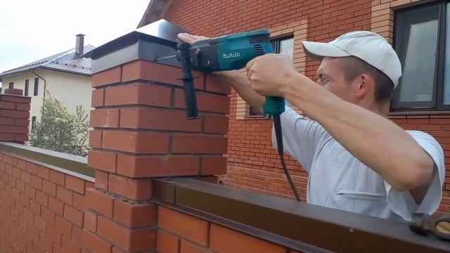 ЭТО НИКОГДА НЕ ЗАКОНЧИТСЯ...# УСТАНОВКА КОЛПАКОВ И ПАРАПЕТОВ НА КИРПИЧНЫЙ ЗАБОР смотреть онлайн