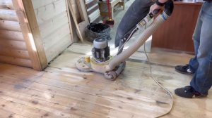 Работа шлифовальной машиной циклевка доски пола