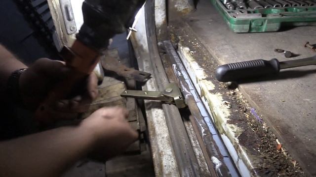 замена нижнего ролика боковой двери на автомобиле Mercedes-Benz W638 смотреть онлайн