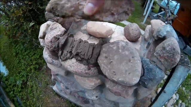 Уличный мангал из камней. Внимание АТАКА осы на 40-й секунде. смотреть онлайн