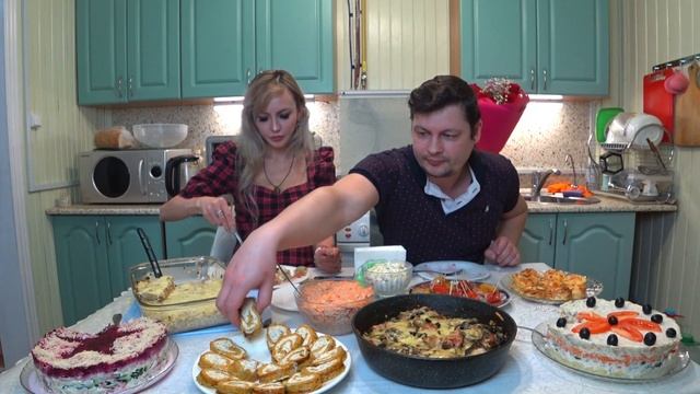МУКБАНГ Дегустация БЛЮД с ПРАЗДНИЧНОГО СТОЛА на 23 февраля ⭐ | На Артема НАШЛА МУЗА ? смотреть онлайн