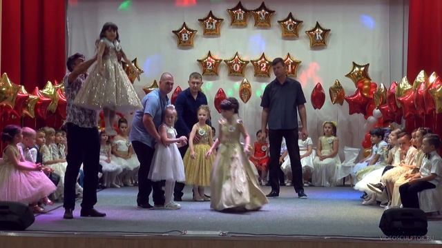 Танец девочек с папами на выпускном детского сада. смотреть онлайн