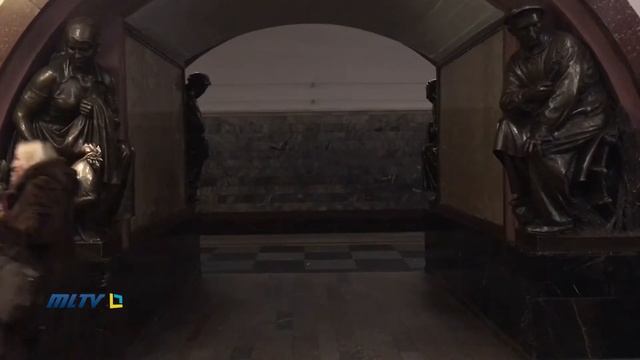 Приносящая удачу бронзовая скульптура петуха на станции «Площадь Революции» смотреть онлайн