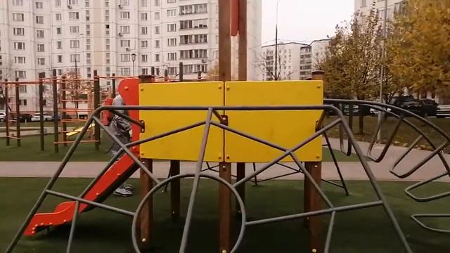 Пожарные дезинфицируют детскую площадку во дворе дома 43 по улице Изюмская смотреть онлайн