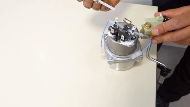 Comment fixer le tube de chaudière d'une cafetière Expresso Magimix смотреть онлайн