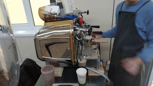 Barista is working on Faema Legend E61 смотреть онлайн