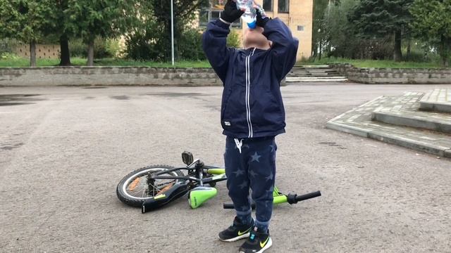 Ребёнок на велосипеде [3года]/ Child riding a bicycle [3 years old] смотреть онлайн