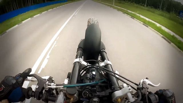 Учусь катать на заднем колесе по дороге со второй передачи [Main Stunt Division] смотреть онлайн