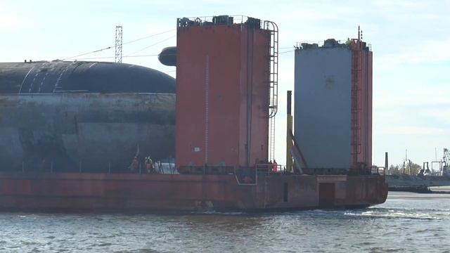 Судно "Трансшельф" с двумя атомными подлодками на борту смотреть онлайн