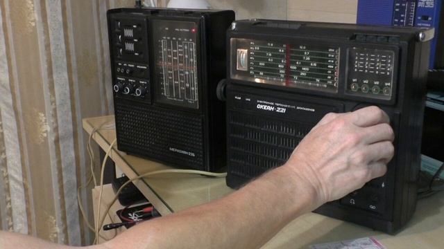 Радиоприёмники Океан 221 и Меридиан 235. Действительно похожи. смотреть онлайн