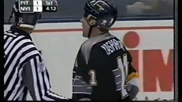 Darius Kasparatis checks Jason Blake and bloodies his face (3 jan 2002) смотреть онлайн