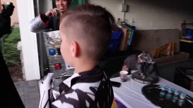 SCARING GREEDY TRICK OR TREATERS | HALLOWEEN 2021 (FUNhouse Family) VLOG смотреть онлайн