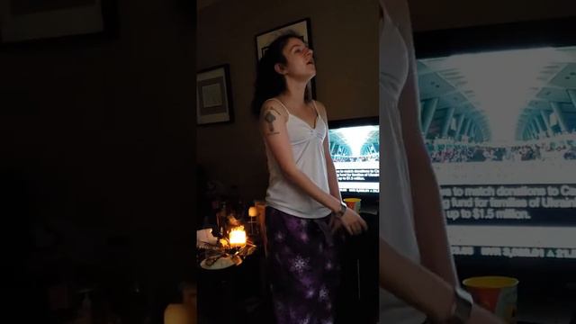 My daughter singing figures by jessie Reyes (we do not own the rights to this song) смотреть онлайн