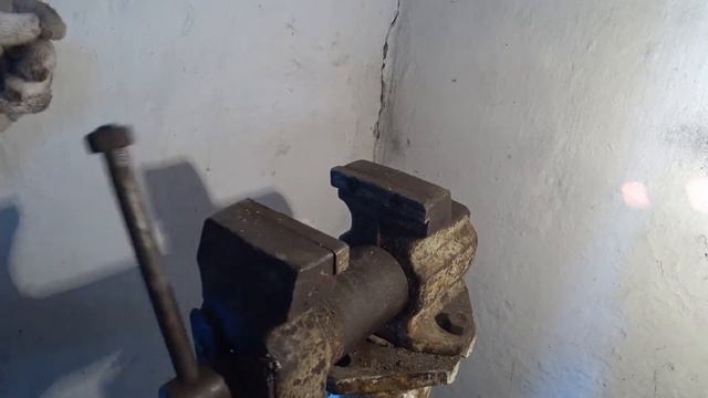 Человек прячет шуруп под деревом (Лайхфак) смотреть онлайн