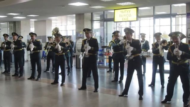 Флешмоб Военного оркестра ГШ ВС КР в международном аэропорту МАНАС смотреть онлайн