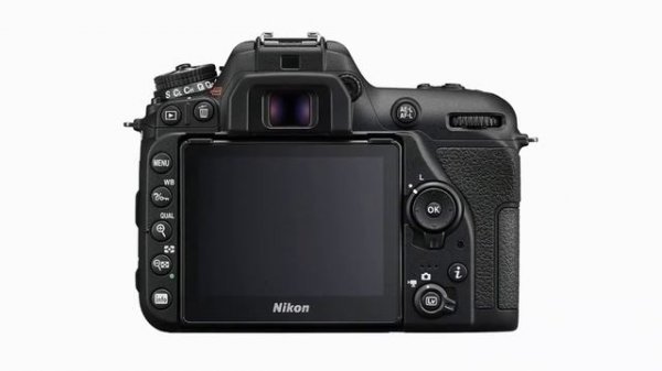 Nikon D7500 Kit AF-S DX 18-140mm f/3.5-5.6 VR Spiegelreflexkamera