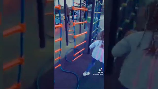 Алиса идет в парк смотреть онлайн