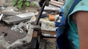 Газель. Заменя шкворней. Выбиваем шкворень пневмомолотком.