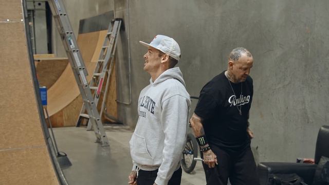 TONY HAWK’S 13 FOOT RAMP VS 300 POUND SKATER смотреть онлайн