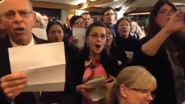 Pilgrims serenade Cardinal Dolan as he prepares to return смотреть онлайн