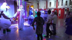 Новогодний утренник Дед Мороз и Снегурочка танцуют с детьми на Новый Год