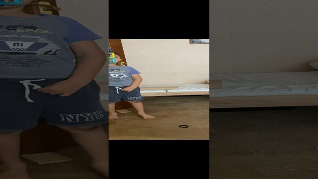 Разрушаем домик из магнитов в замедленной съемке