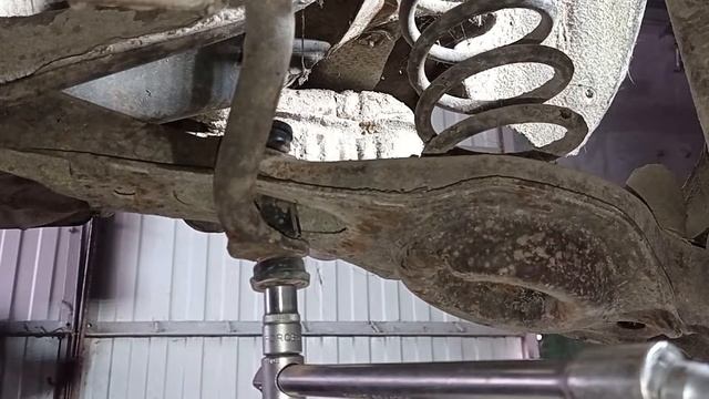 Как снять заднюю стойку стабилизатора солдатик Ford Focus 1 седан #RAZNOBOY #фордфокус1 #FordFocus1