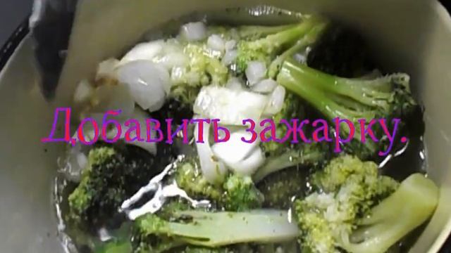 Суп - крем из брокколи с колбаской и кокосовым молоком.