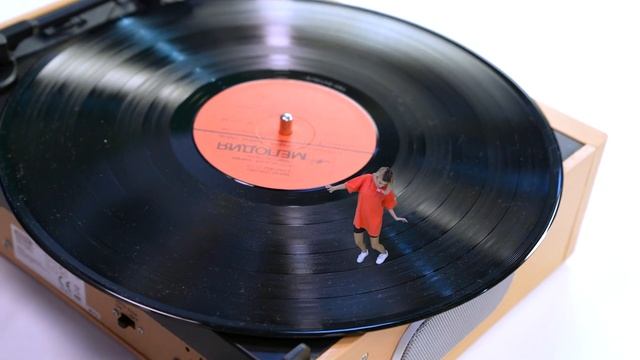 ZoomZoom - Girl shrink And Running on Top of the Vinyl Player смотреть онлайн