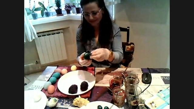 Подготовка к пасхе - красим яйца! смотреть онлайн