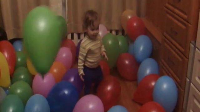 Дети и воздушные шарики много цветных шаров Air balloons смотреть онлайн