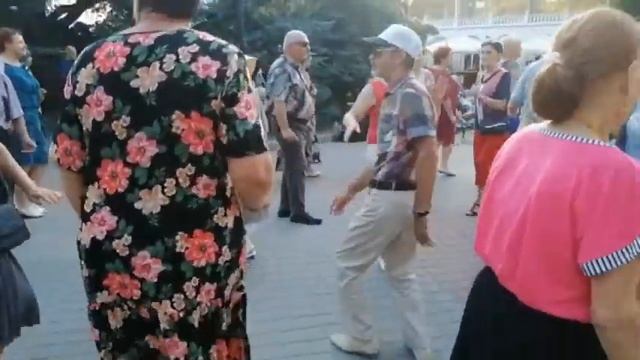 Лето. Крым.Танцы в Севастополе на набережной не угосают. Как здорово. Жаль в моем городе этого нет смотреть онлайн