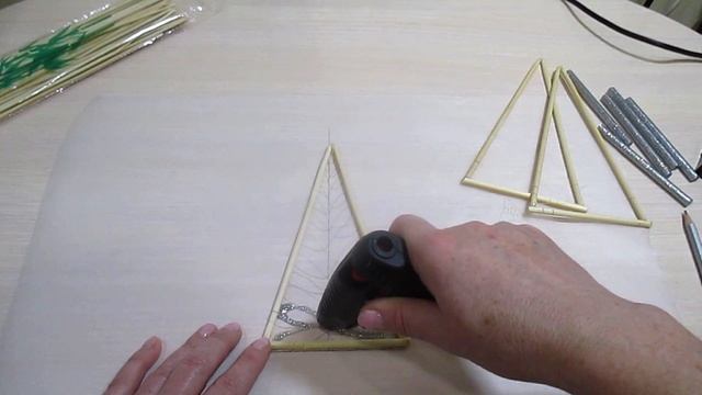 КАК СДЕЛАТЬ ЁЛКУ СВОИМИ РУКАМИ. Новогодние поделки. смотреть онлайн