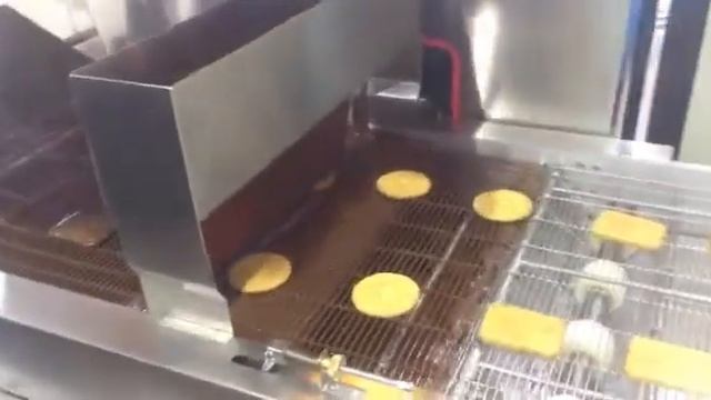 Автоматический укладчик печенья на конвейерную ленту смотреть онлайн