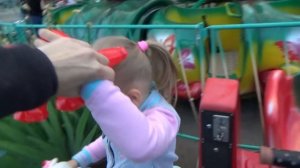 Алиса на детской площадке !!