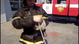 Сматывание спасательной веревки в клубок