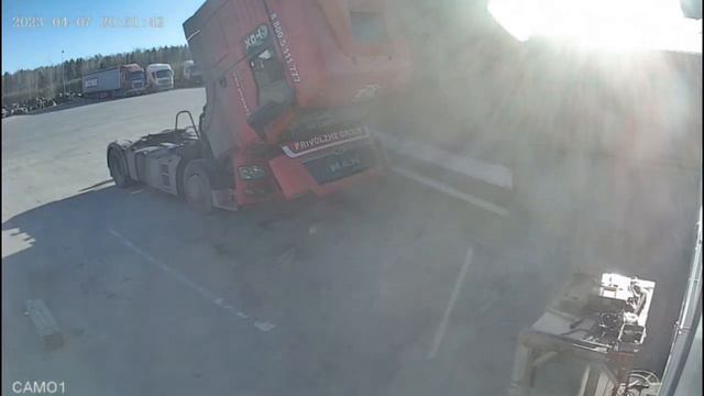 Уральское перекати-поле. Прицеп САМ врезался в Контейнер😳 #дтпичп #екатеринбург #жесть смотреть онлайн