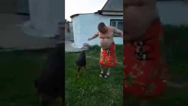 МУЖИК СМЕШНО ТАНЦУЕТ НА ДАЧЕ!!! смотреть онлайн