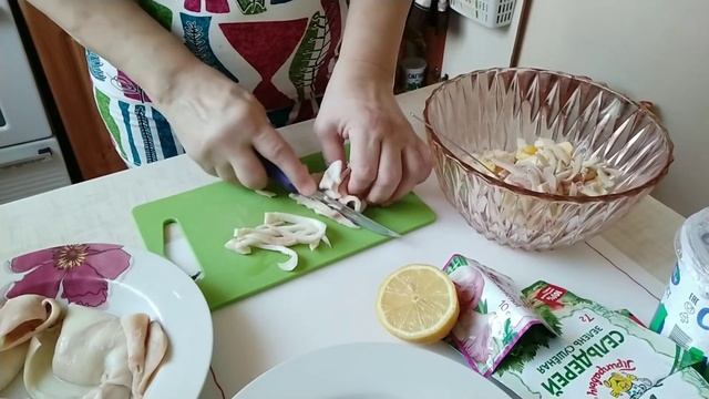 Салат из кальмаров с кукурузой! Вкусно! смотреть онлайн