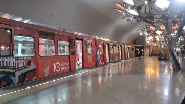 Тематический поезд 10 лет Новой Москве на станции Тропарево смотреть онлайн