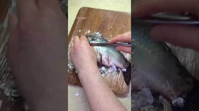 Как БЫСТРО и ПРОСТО почистить рыбу КАРАСЯ от ЧЕШУИ смотреть онлайн