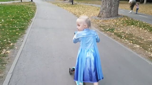 Ева на самокате в платье Эльзы Eva in Elsa dress Frozen 2 смотреть онлайн