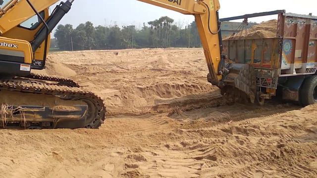 Tata 12 wheel sand loaded #track #stuck in mud pussed by #Hyundai 140 #excavator #mrsoumocreator смотреть онлайн