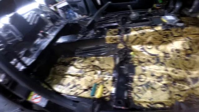 Skoda Superb. Шумоизоляция пола в 3 слоя! Снятие торпеды и замена печки.Обзор заводской шумоизоляци смотреть онлайн