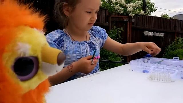 Как плести браслет из резинок на рогатке - Мастер-класс | Детские Поделки и Творчество Для девочек смотреть онлайн