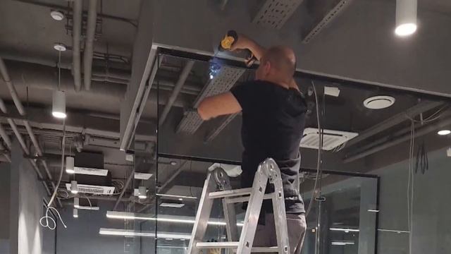 Стеклянные перегородки в БЦ Азинский. Компания GlassART, г. Казань