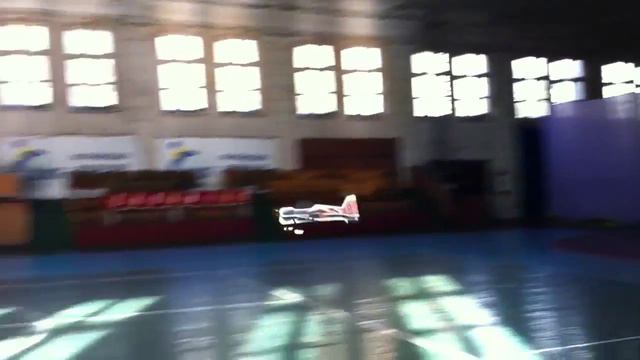 Самолет в спортзале смотреть онлайн