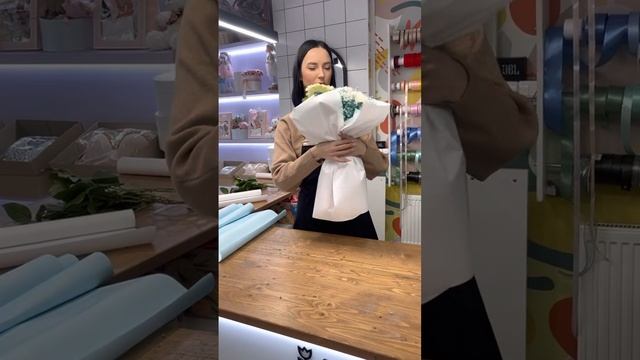 Букет в дизайнерском исполнении. Гербера, диантус, гипсофила @Woman_blog_shorts смотреть онлайн
