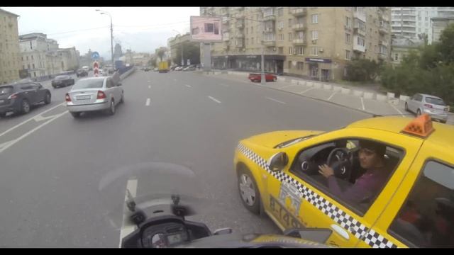 Московский таксист едет так, как хочет, а не как предписывает ПДД смотреть онлайн