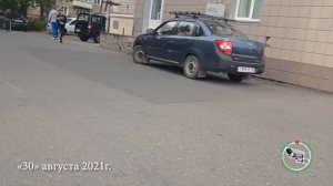 Хамоватое быдло гоняющее по тротуару!